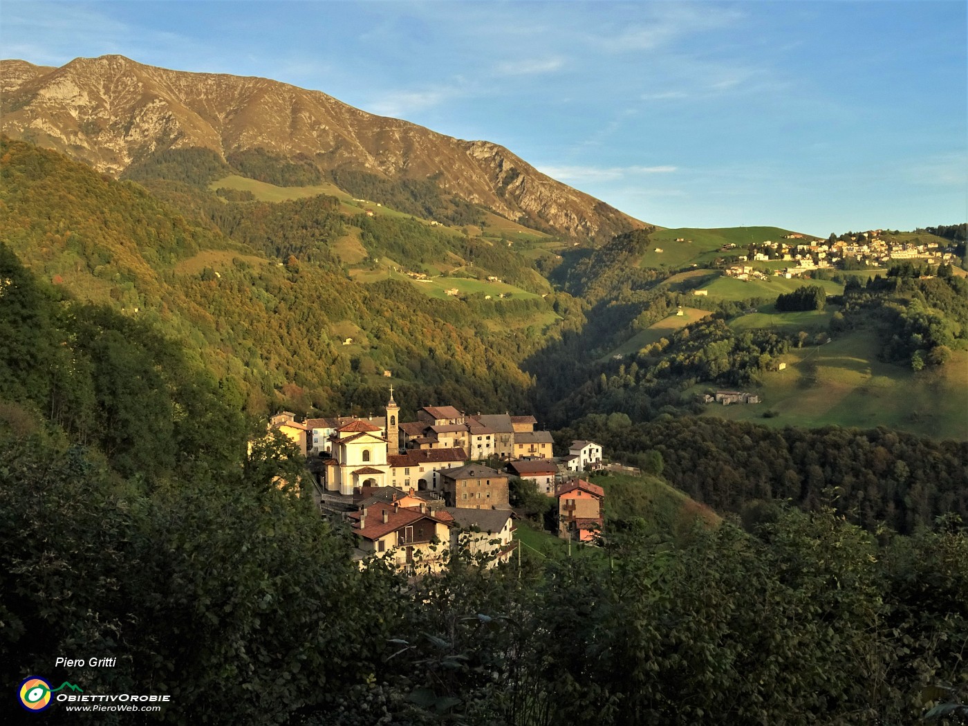 94 Chiudiamo l'escursione con bella vista su Zorzone illuminata dal sole al tramonto.JPG